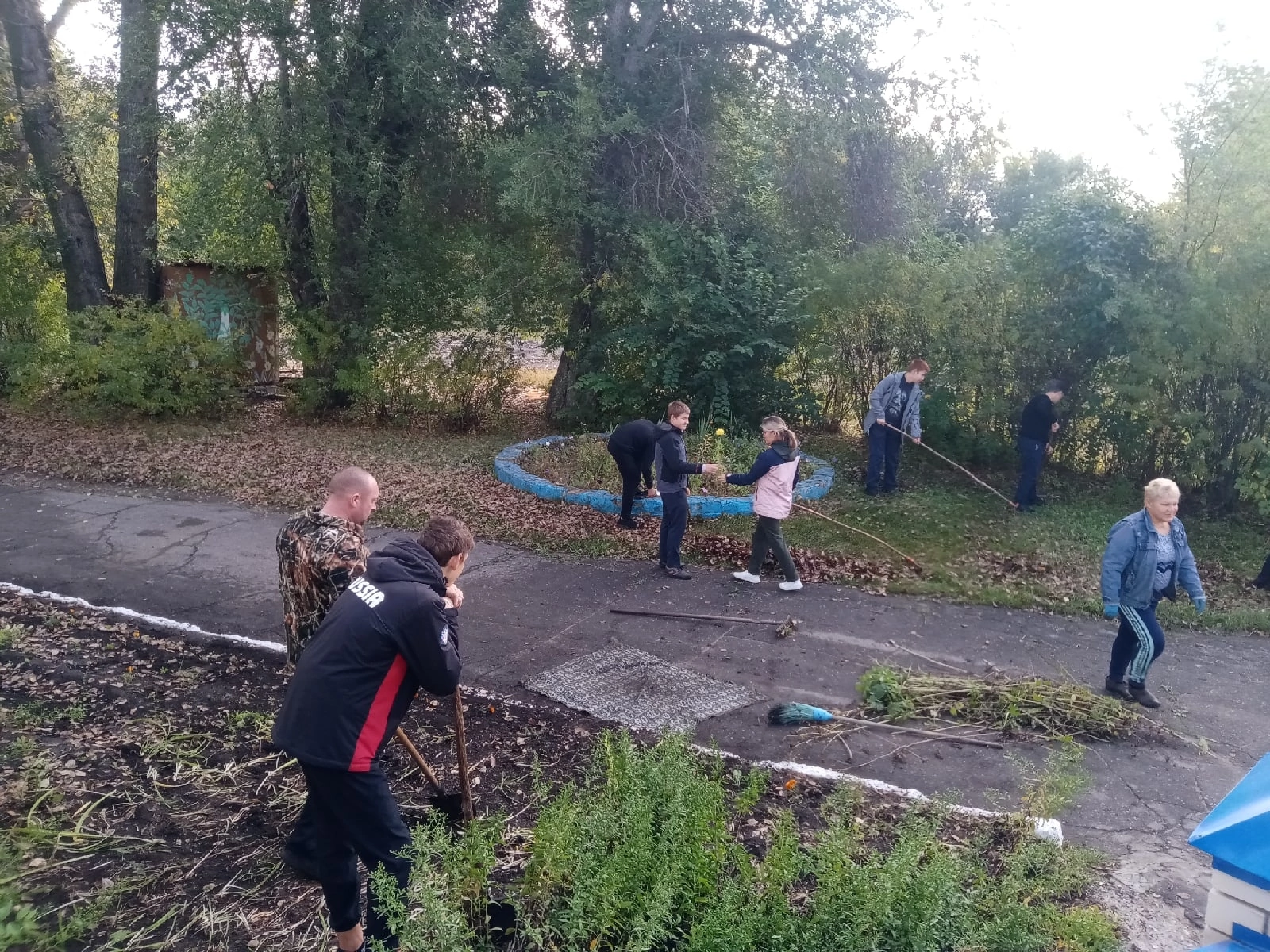 Трудовой десант «Уборка школьной территории»..