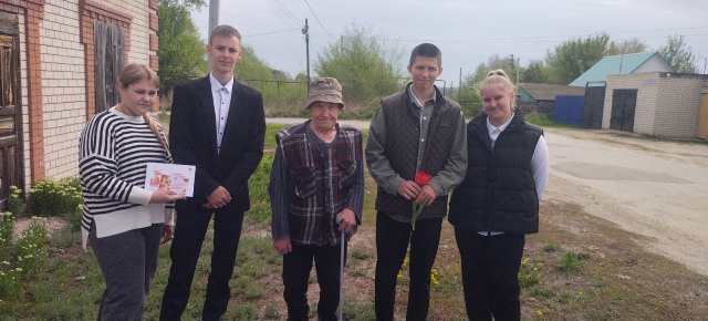 Учащиеся школы поздравили ветеранов с Днем Победы!!!.