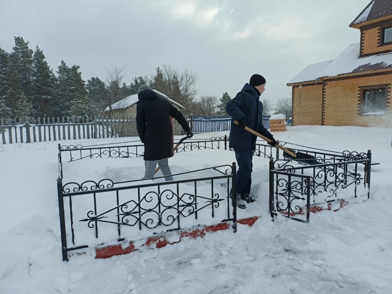 Очистка от снега могилы героя Советского Союза Н.Ф.Карпова.