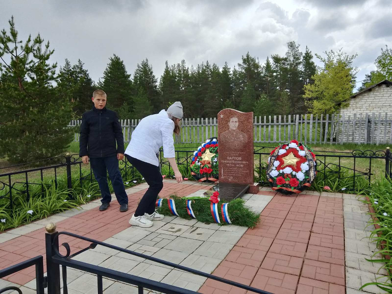 Возложение цветов на могилу Н.Ф. Карпова..