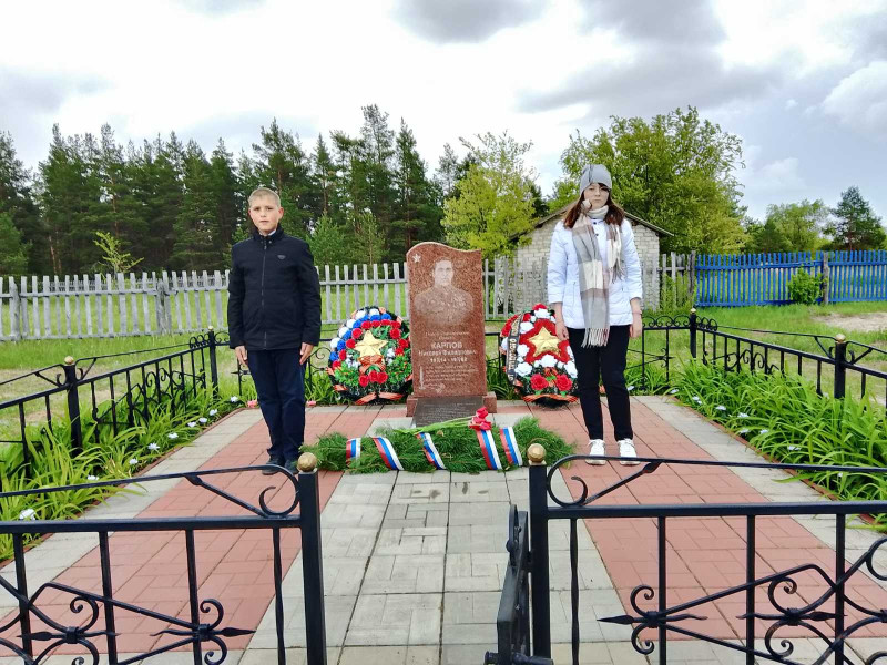Возложение цветов на могилу Н.Ф. Карпова..